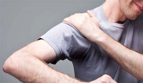 Почему возникает боль в плечевом суставе после поднятия тяжести?
